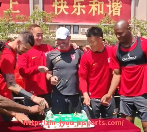 jiuyou九游娱乐-英超球员手臂纹身文化与个性展示解析